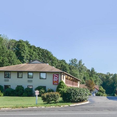 Red Roof Inn Plus+ & Suites Гилфорд Экстерьер фото