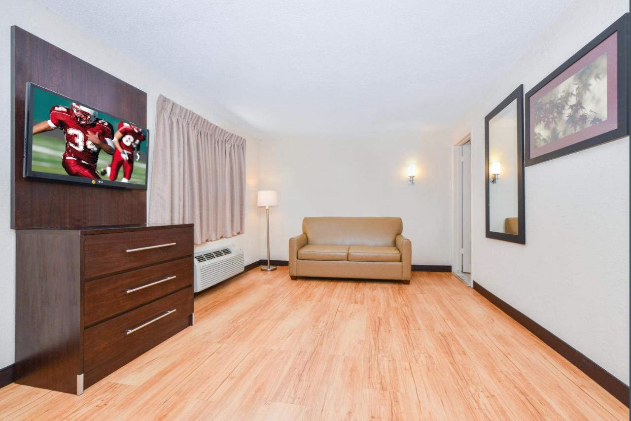 Red Roof Inn Plus+ & Suites Гилфорд Экстерьер фото