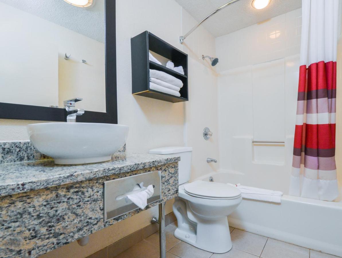 Red Roof Inn Plus+ & Suites Гилфорд Экстерьер фото
