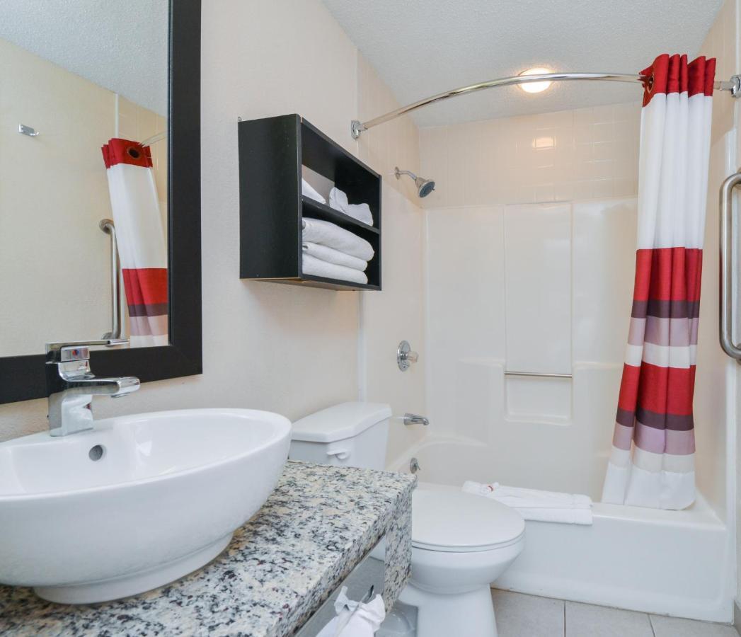 Red Roof Inn Plus+ & Suites Гилфорд Экстерьер фото