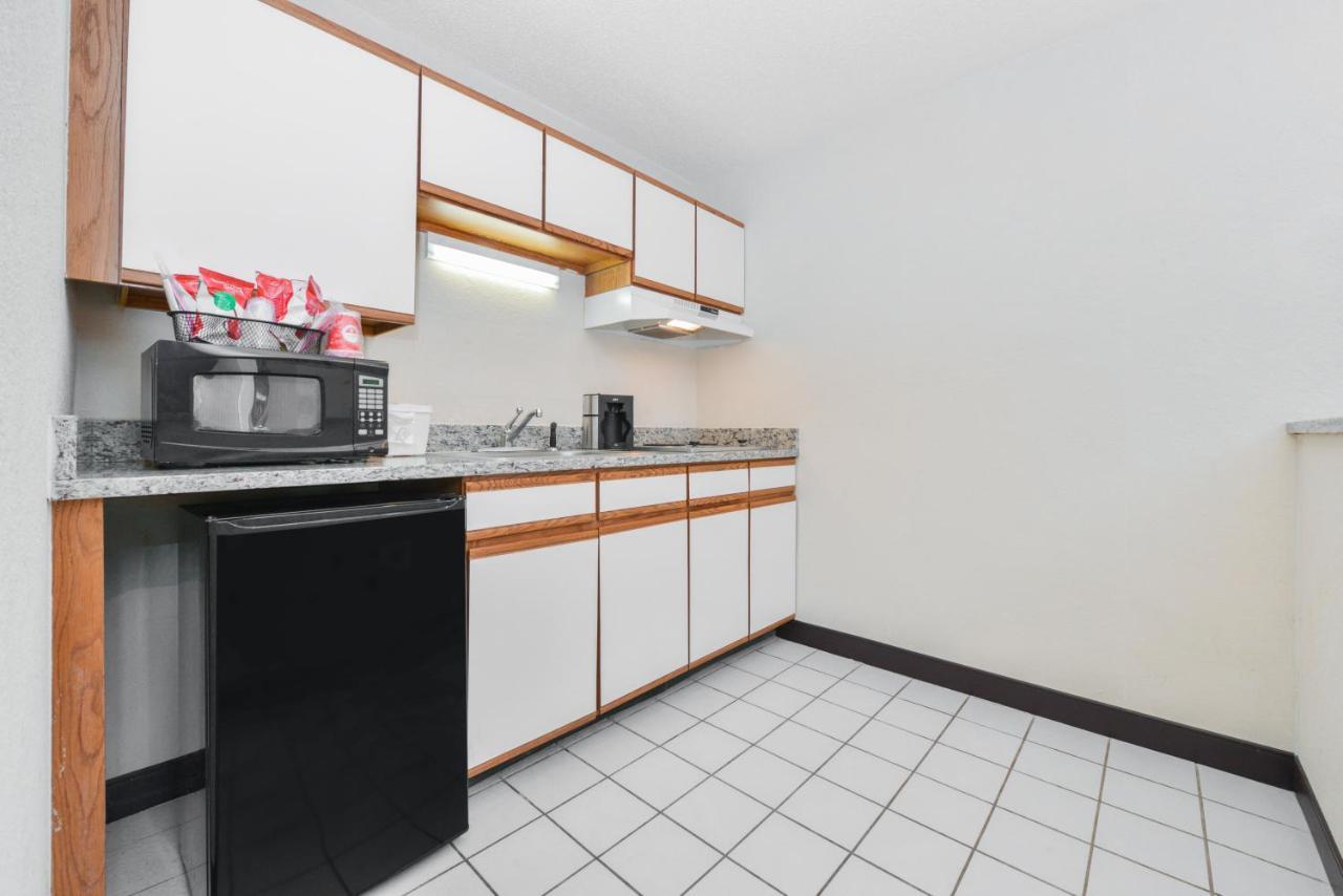 Red Roof Inn Plus+ & Suites Гилфорд Экстерьер фото