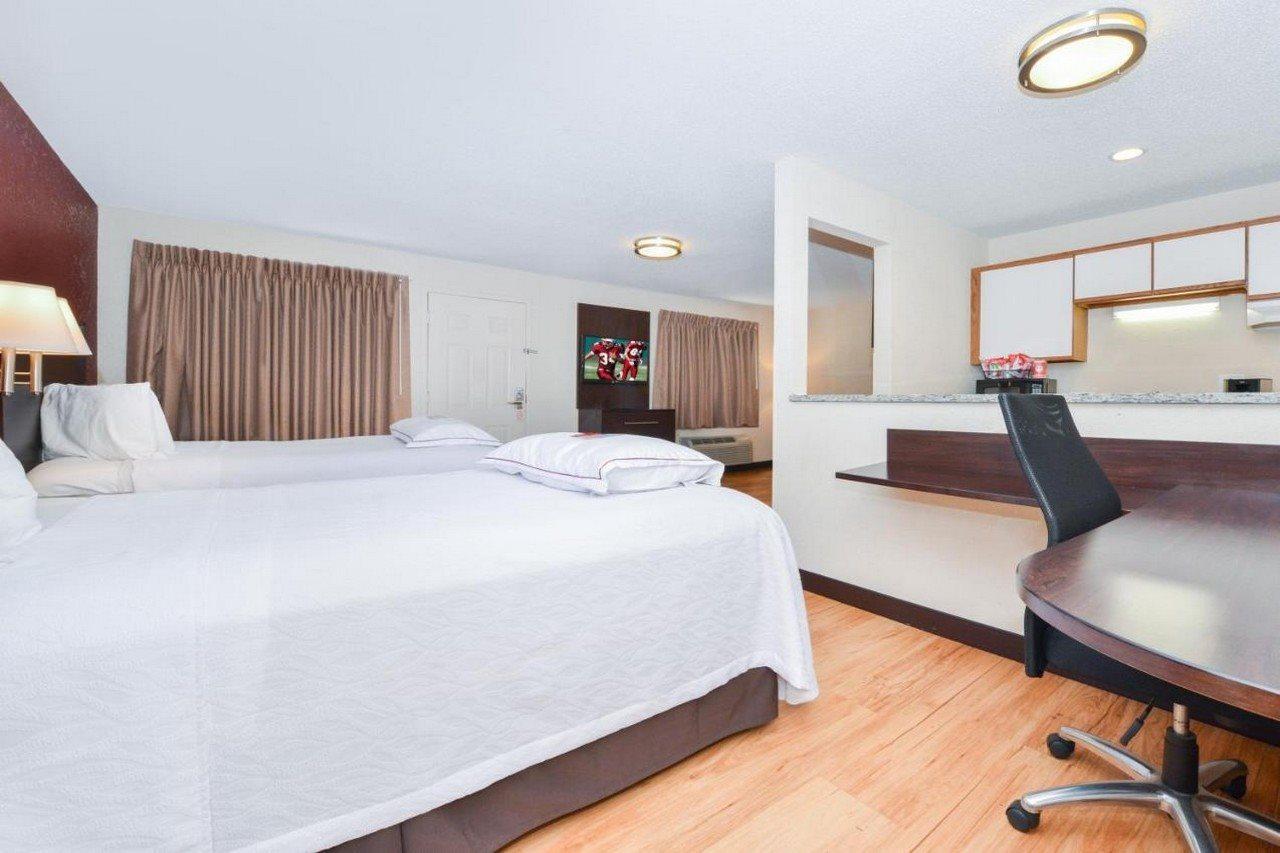 Red Roof Inn Plus+ & Suites Гилфорд Экстерьер фото