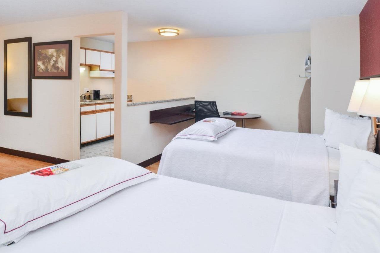 Red Roof Inn Plus+ & Suites Гилфорд Экстерьер фото