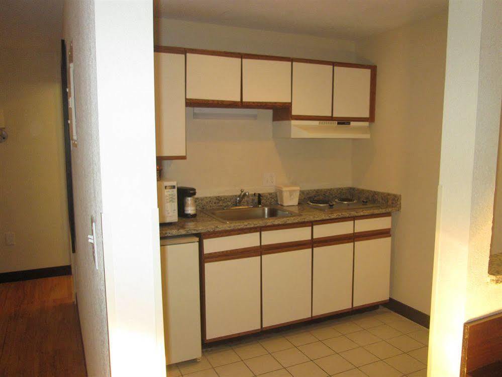 Red Roof Inn Plus+ & Suites Гилфорд Экстерьер фото
