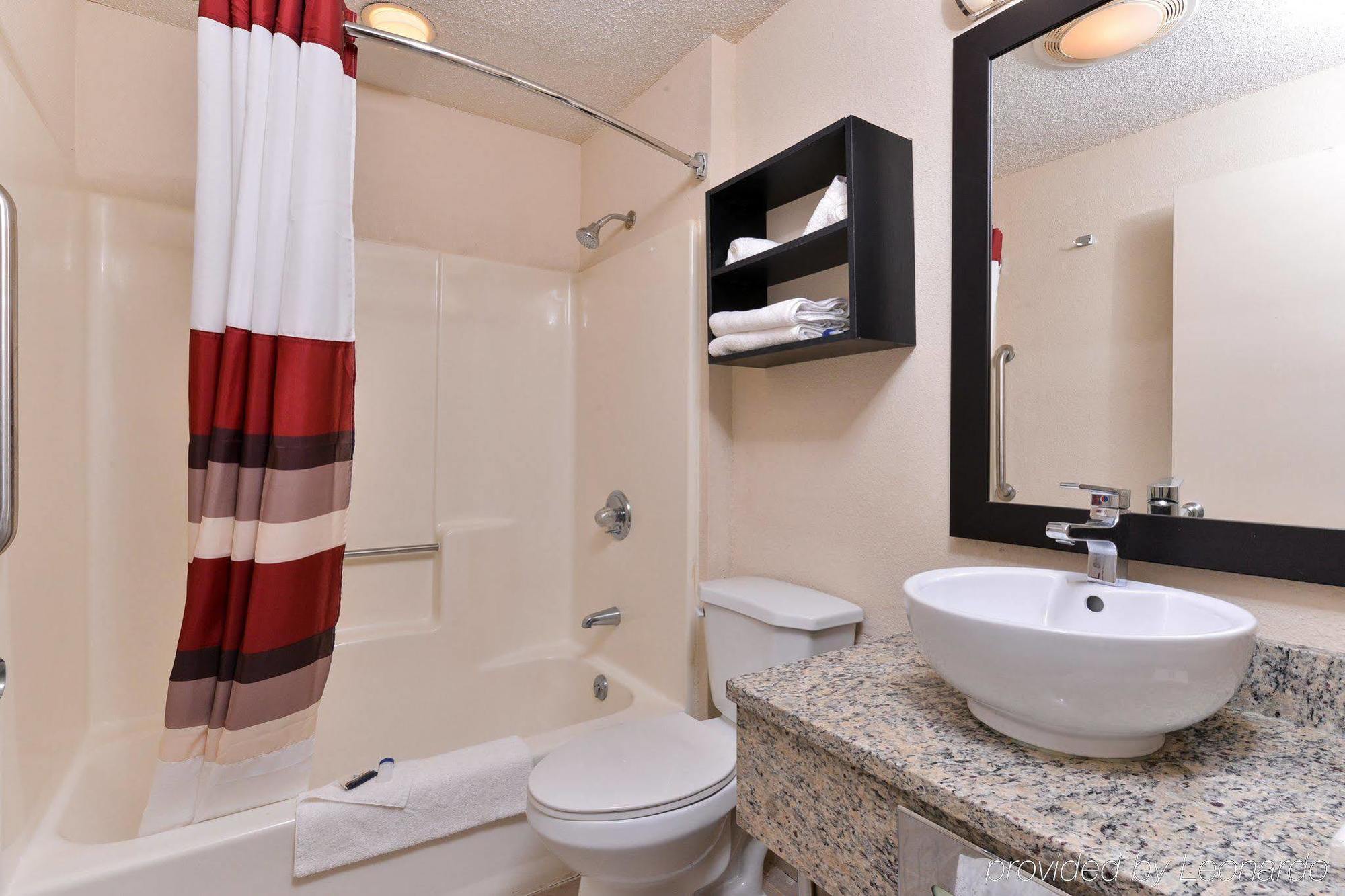 Red Roof Inn Plus+ & Suites Гилфорд Экстерьер фото
