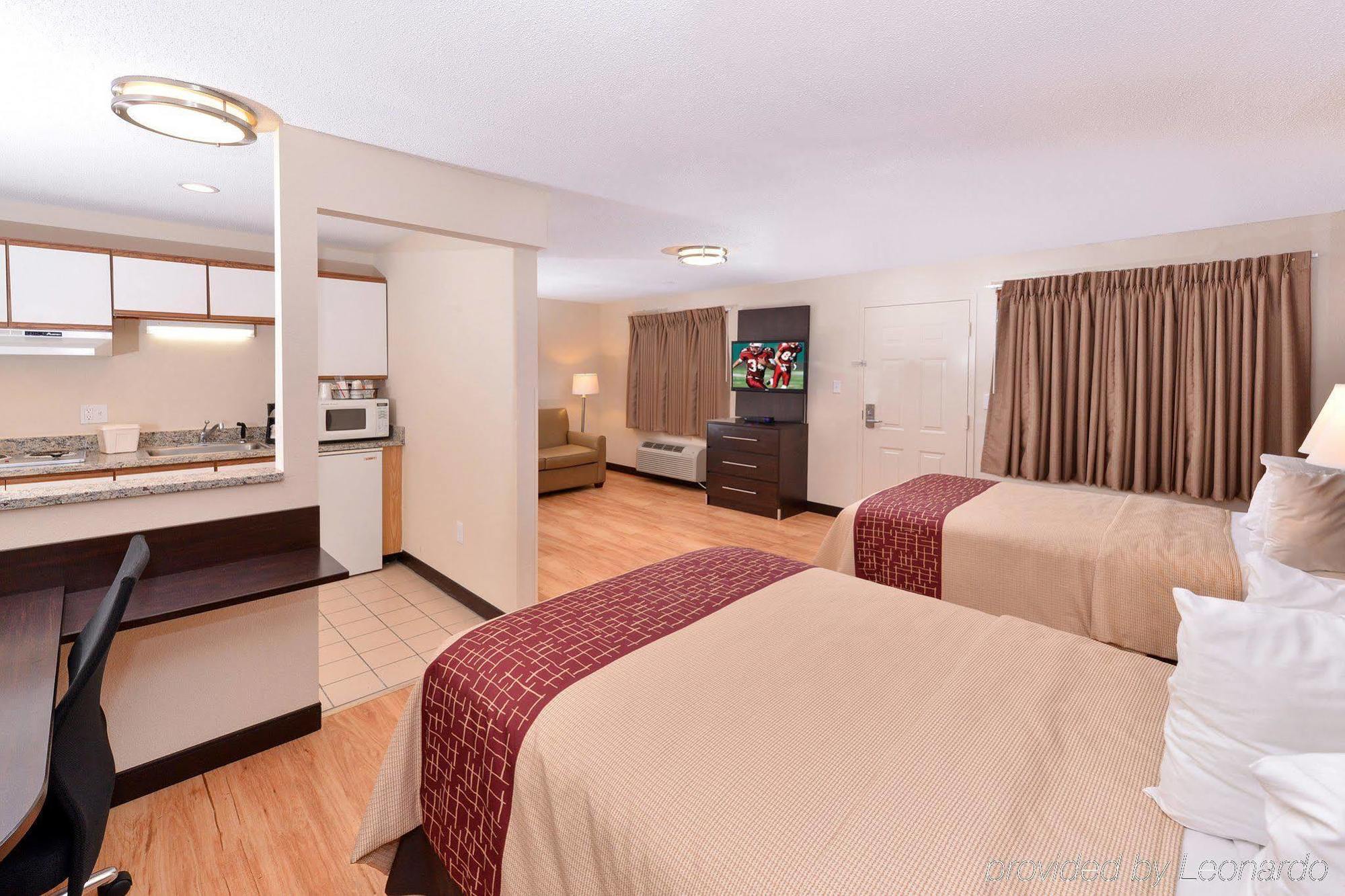 Red Roof Inn Plus+ & Suites Гилфорд Экстерьер фото