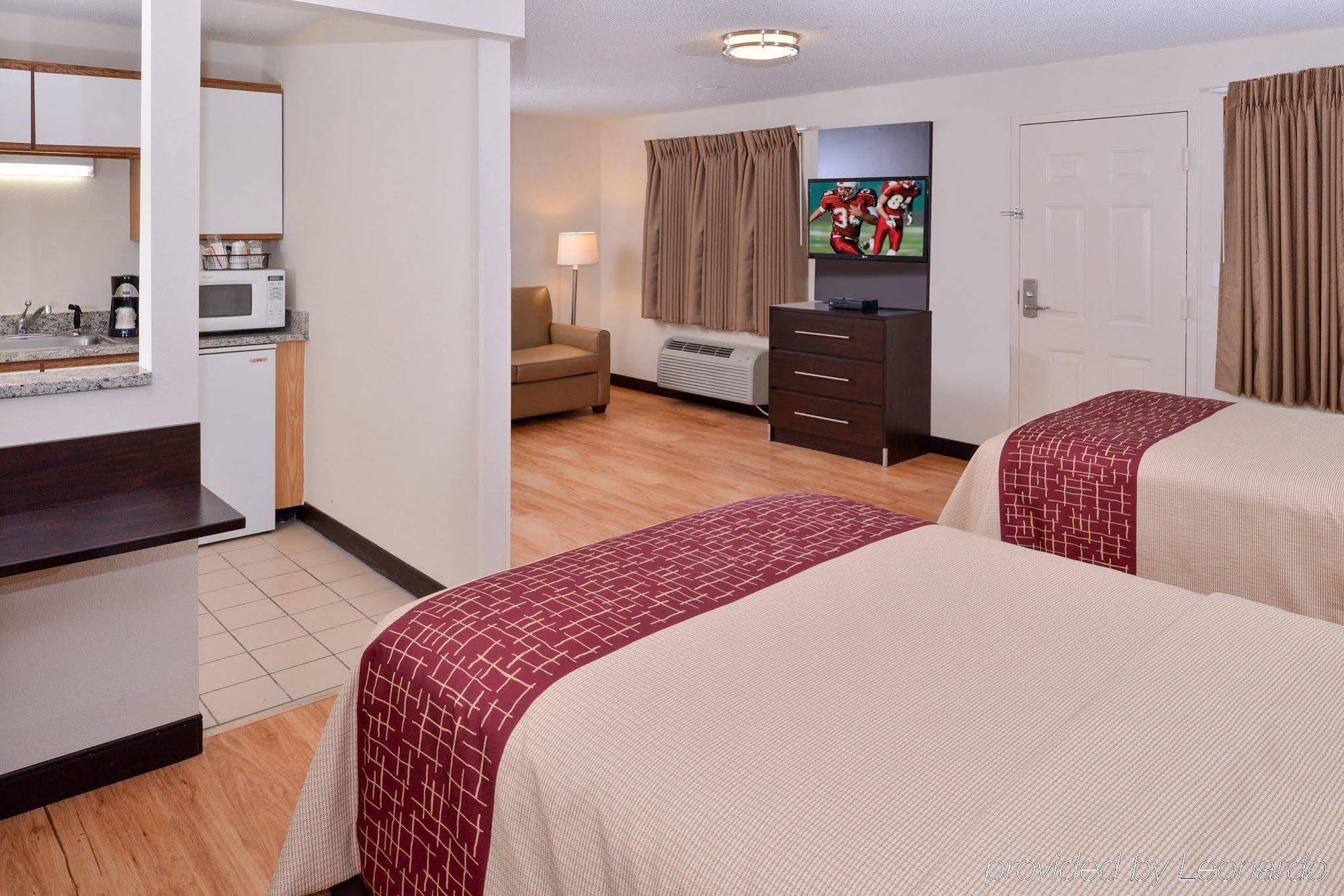 Red Roof Inn Plus+ & Suites Гилфорд Экстерьер фото