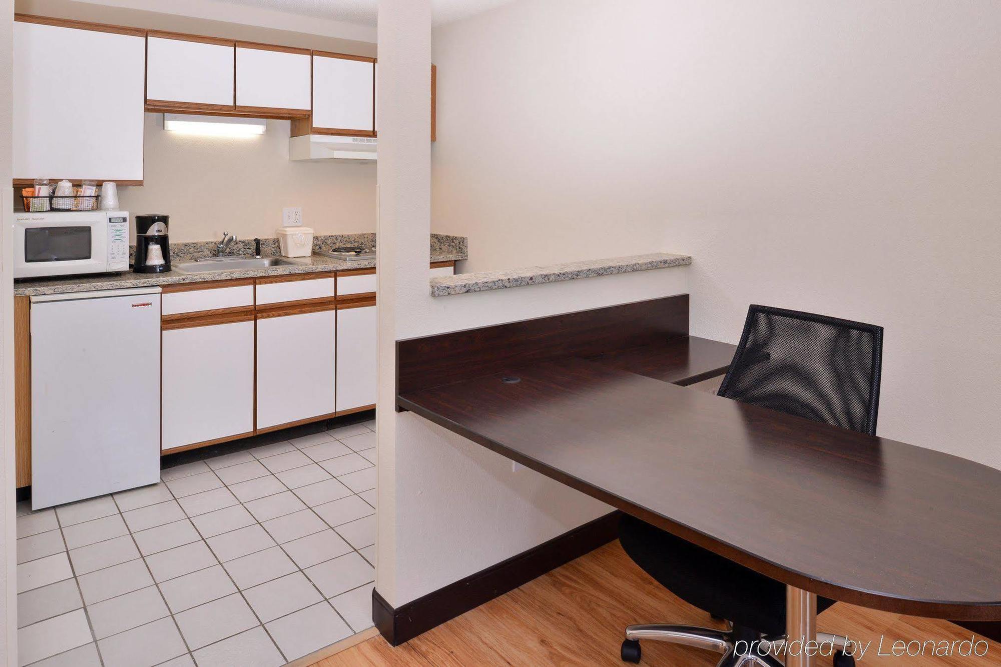Red Roof Inn Plus+ & Suites Гилфорд Экстерьер фото