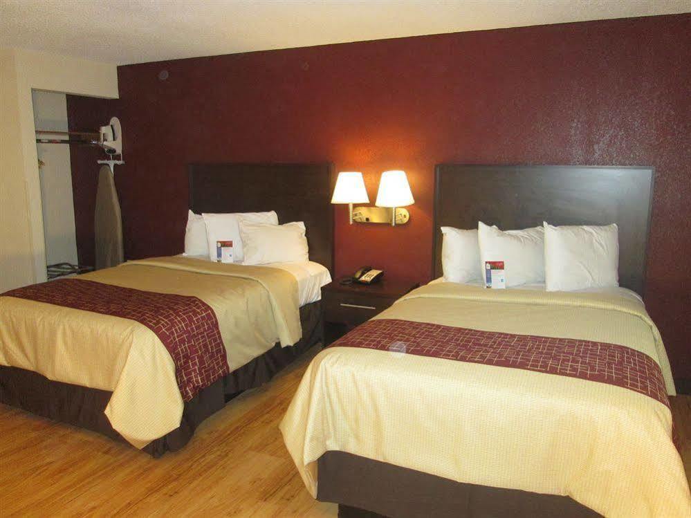 Red Roof Inn Plus+ & Suites Гилфорд Экстерьер фото