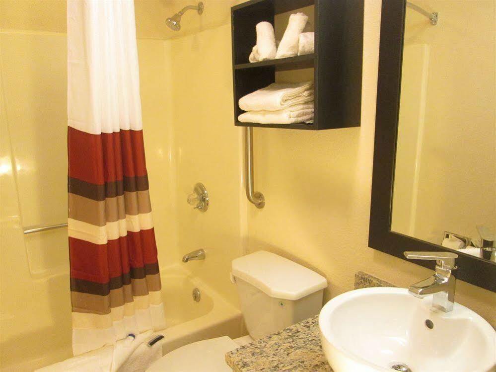 Red Roof Inn Plus+ & Suites Гилфорд Экстерьер фото