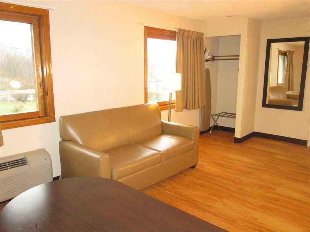 Red Roof Inn Plus+ & Suites Гилфорд Экстерьер фото